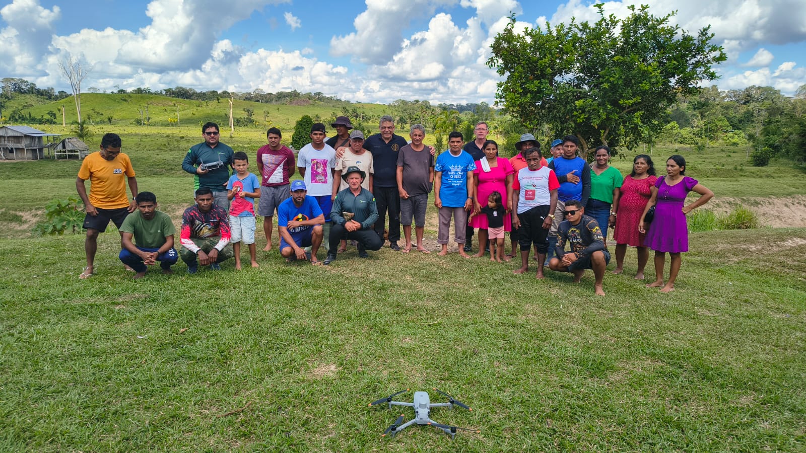 Comunidade reunida no campo com a equipe