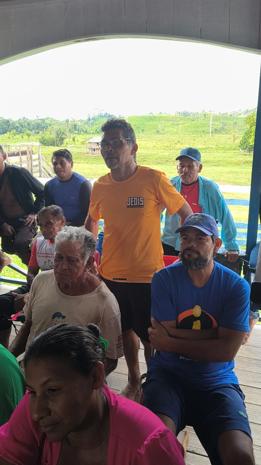 Moradores acompanhando a apresentação