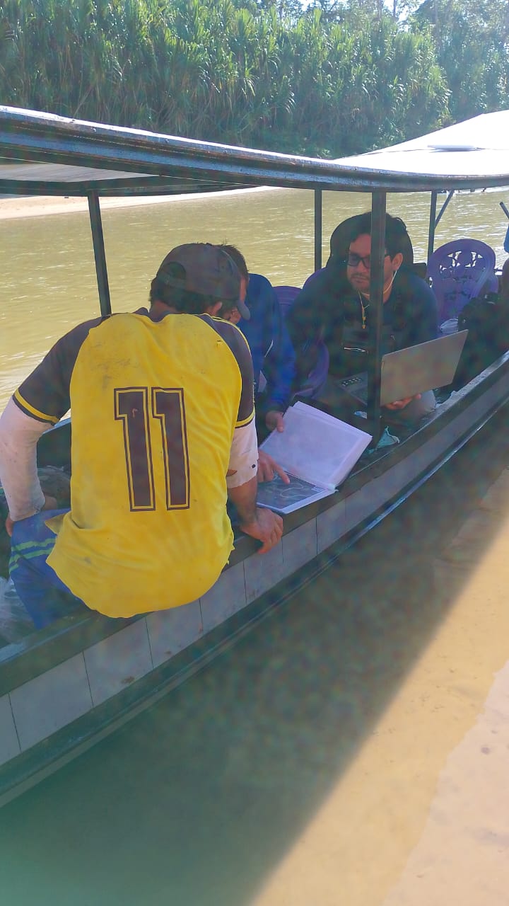 Trabalho de georreferenciamento na canoa