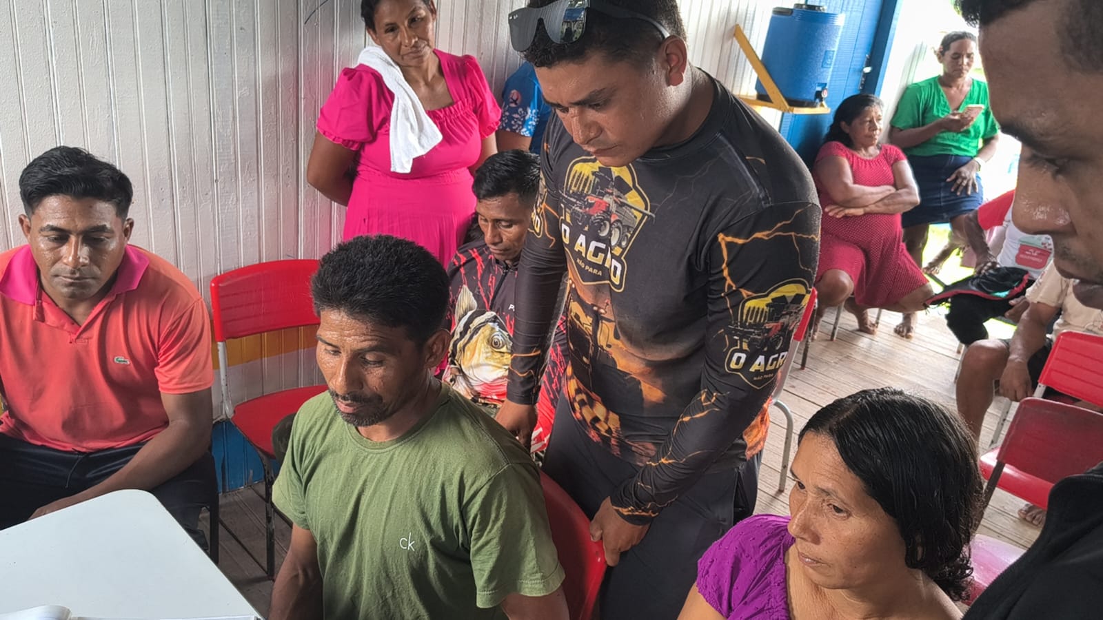 Moradores em torno da mesa de trabalho