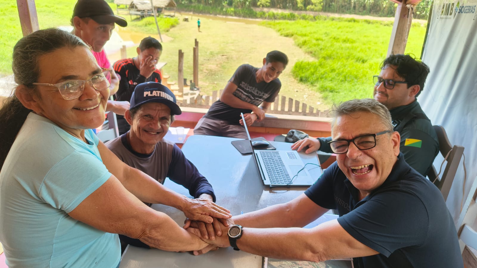 Reunião com vista para o igarapé