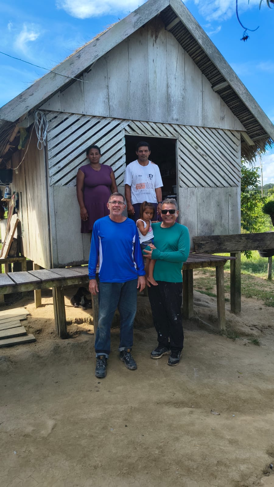Família em frente à sua casa