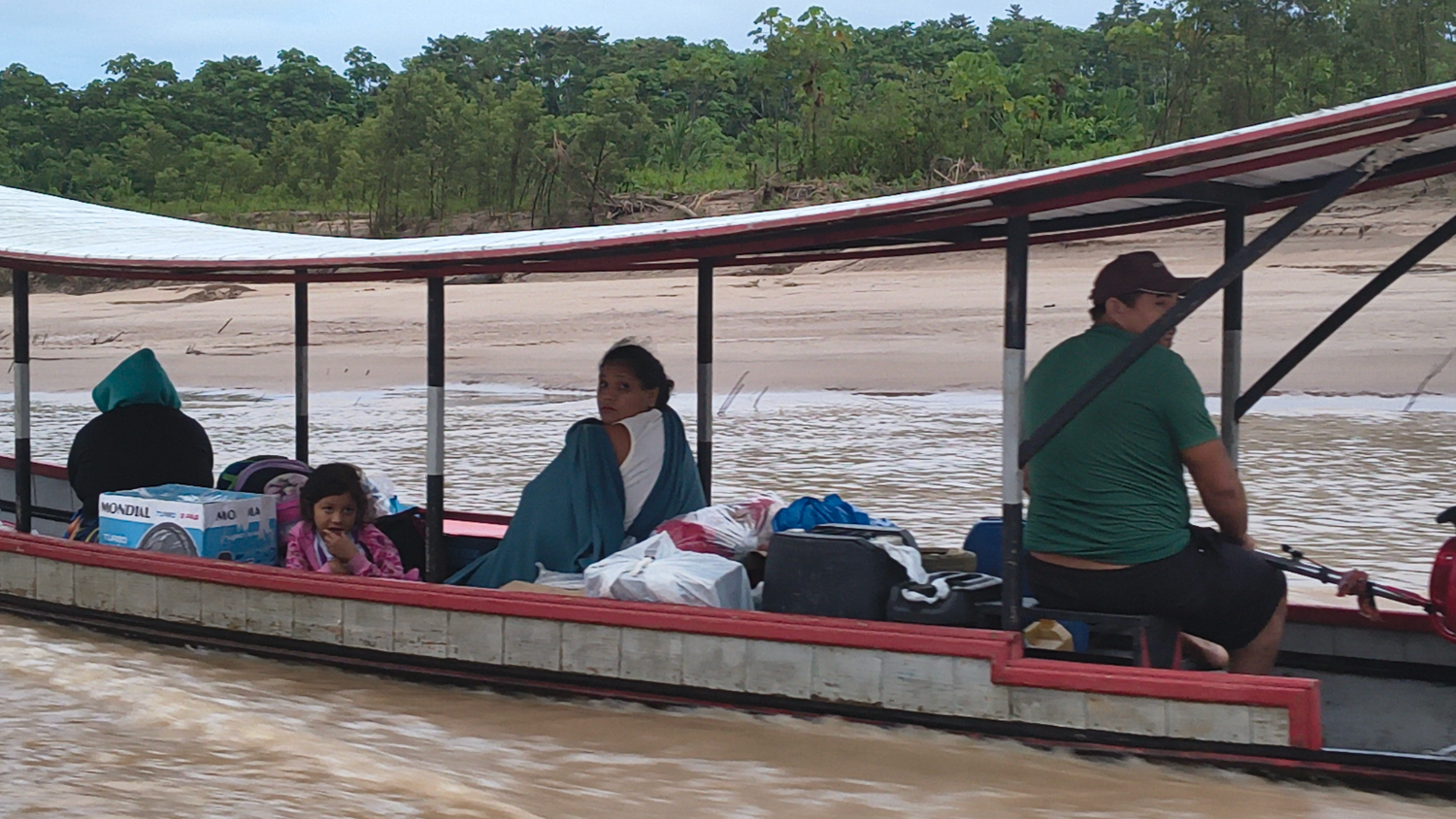 Família viajando em barco de linha pelo rio