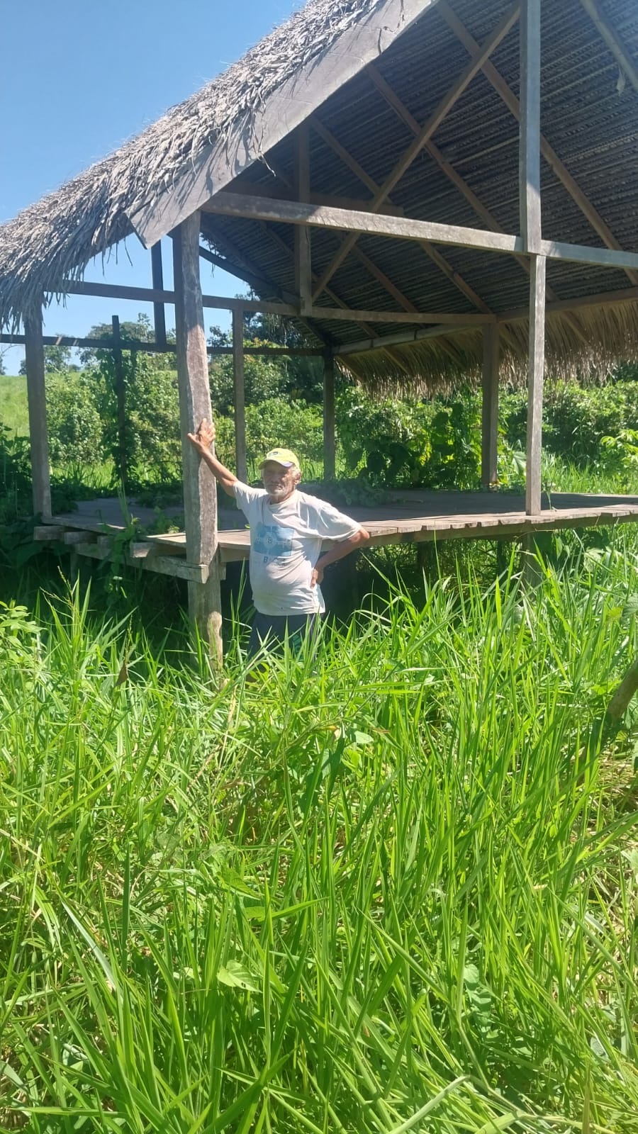 Morador em frente à sua construção, na comunidade