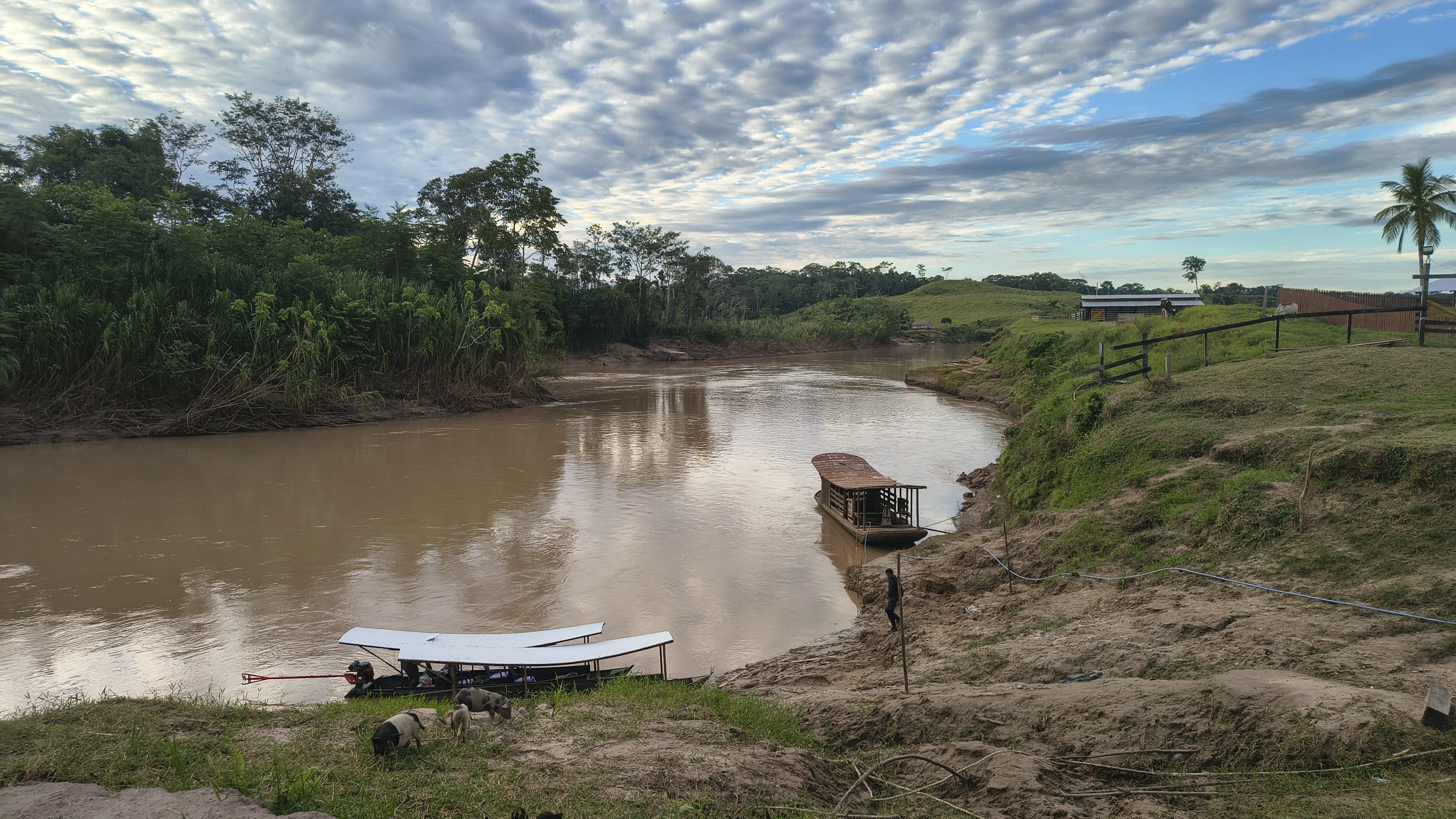 O Rio Muru ao amanhecer, com barcos atracados na praia de barro